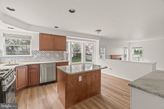 72 LARKSPUR CIR, Sicklerville, NJ 08081