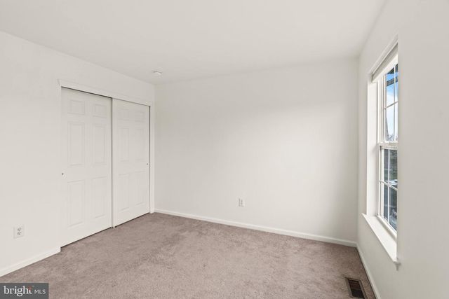 72 LARKSPUR CIR, Sicklerville, NJ 08081
