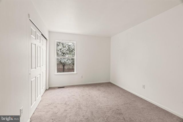 72 LARKSPUR CIR, Sicklerville, NJ 08081