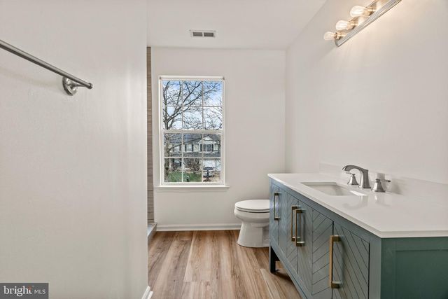72 LARKSPUR CIR, Sicklerville, NJ 08081