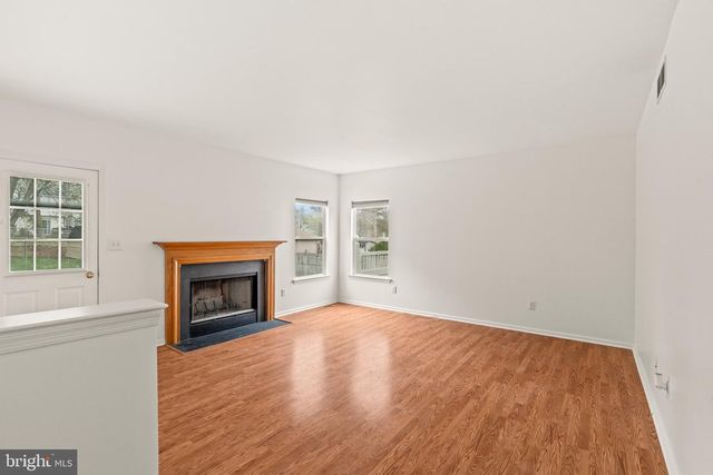 72 LARKSPUR CIR, Sicklerville, NJ 08081