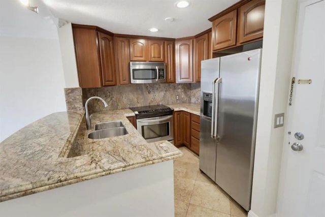 8889 Caminito Plaza Centro 7319, San Diego, CA 92122