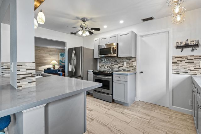 1124 NW 90th Way, Plantation, FL 33322