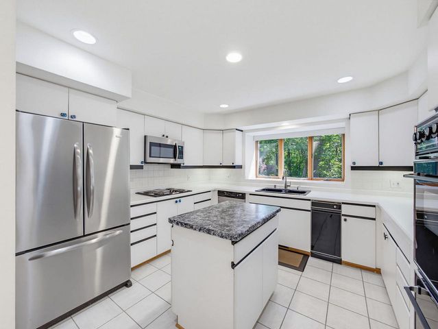 S1W31450 Hickory Hollow COURT, Delafield, WI 53018