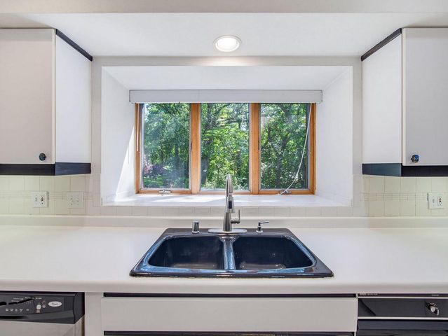 S1W31450 Hickory Hollow COURT, Delafield, WI 53018