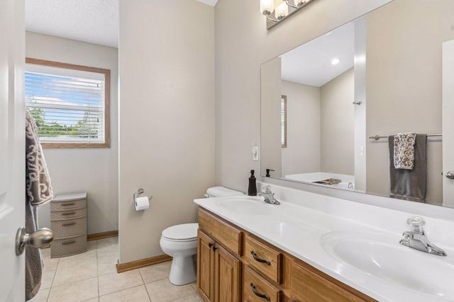 715 Lake Ridge Drive, Woodbury, MN 55129