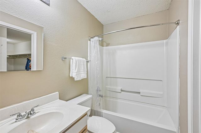 401 Emerald Fields LN, Kyle, TX 78640