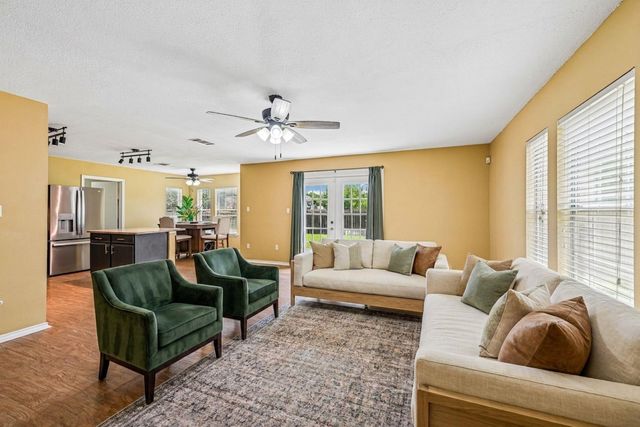 401 Emerald Fields LN, Kyle, TX 78640
