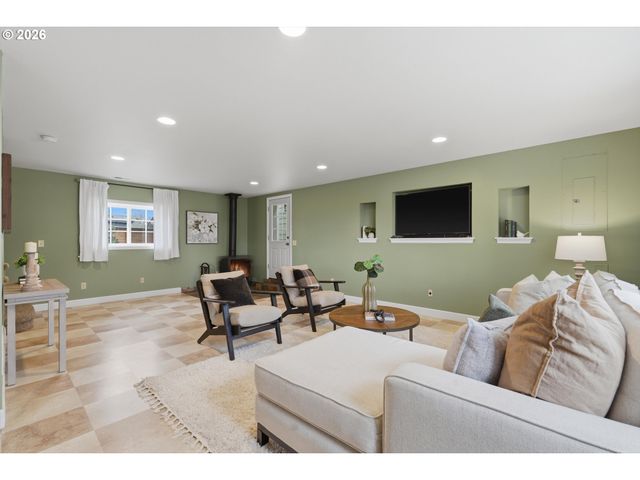 411 N ELM St, Canby, OR 97013