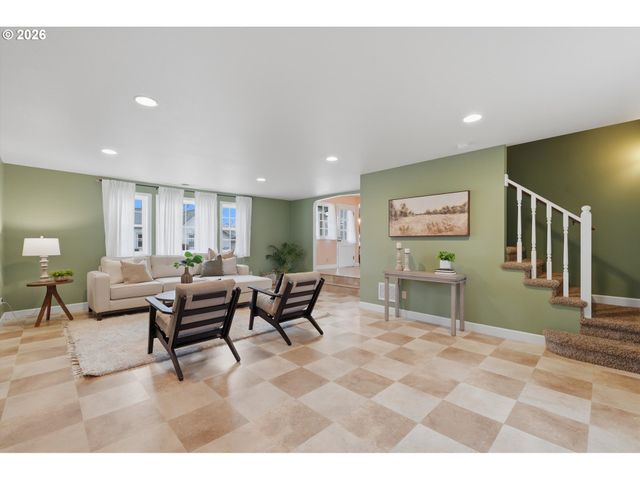 411 N ELM St, Canby, OR 97013