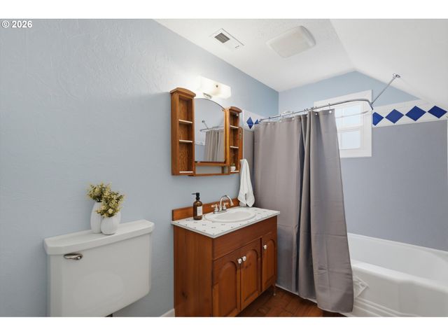 411 N ELM St, Canby, OR 97013