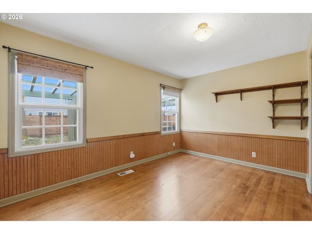 411 N ELM St, Canby, OR 97013