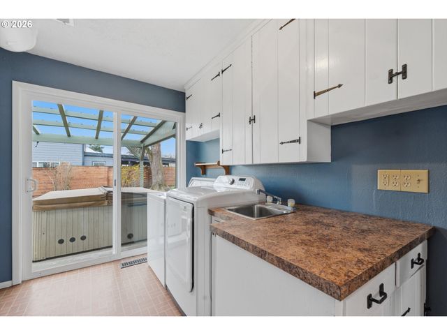 411 N ELM St, Canby, OR 97013