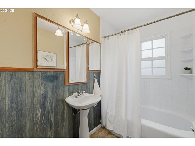 411 N ELM St, Canby, OR 97013