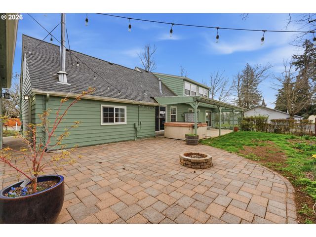 411 N ELM St, Canby, OR 97013