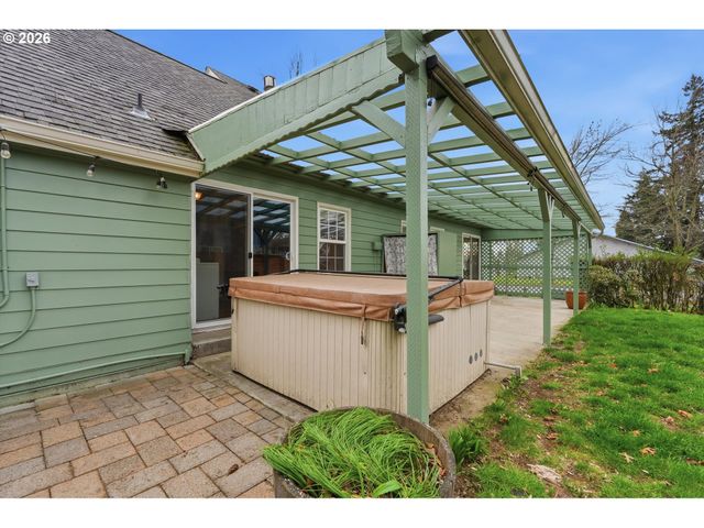 411 N ELM St, Canby, OR 97013