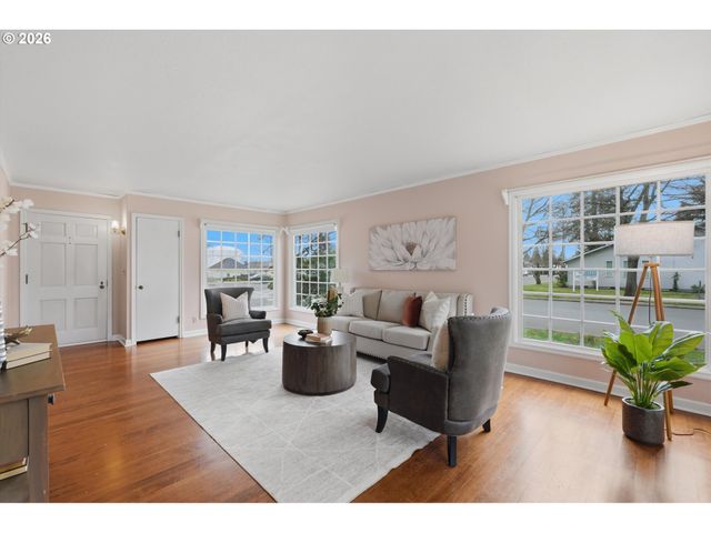 411 N ELM St, Canby, OR 97013