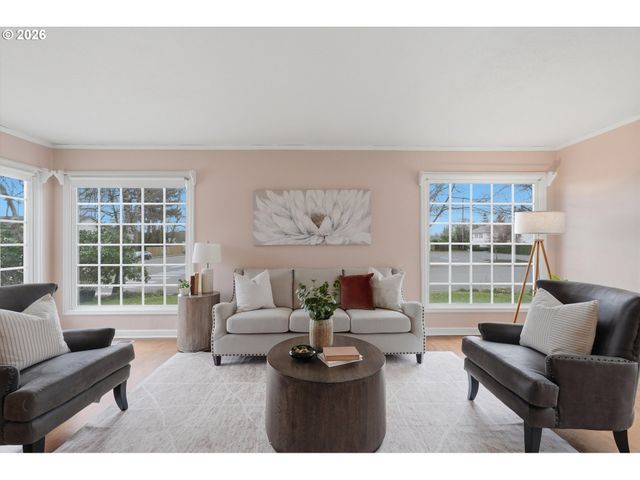 411 N ELM St, Canby, OR 97013