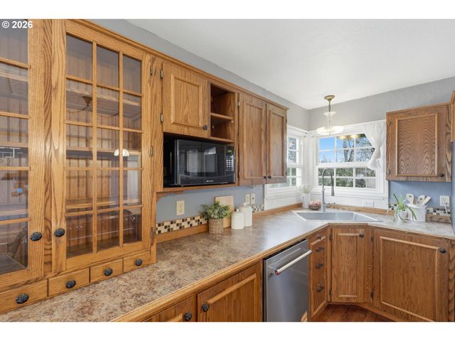 411 N ELM St, Canby, OR 97013