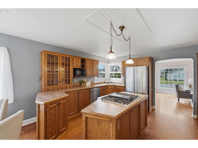 411 N ELM St, Canby, OR 97013