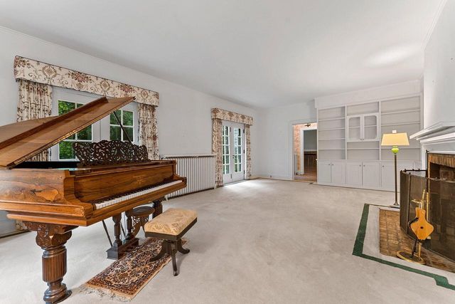 3814 Meadow LANE, Manitowoc, WI 54220