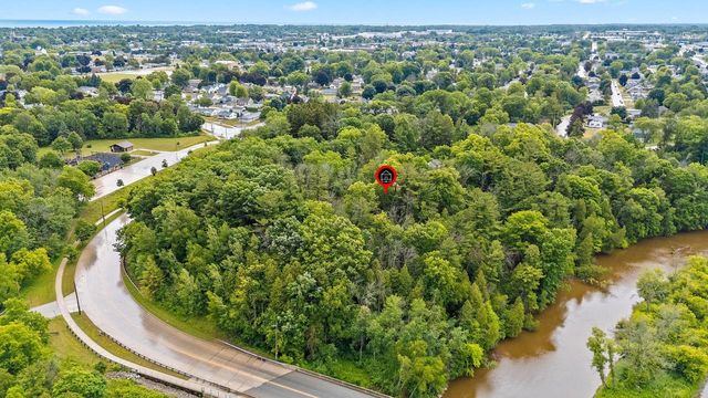 3814 Meadow LANE, Manitowoc, WI 54220
