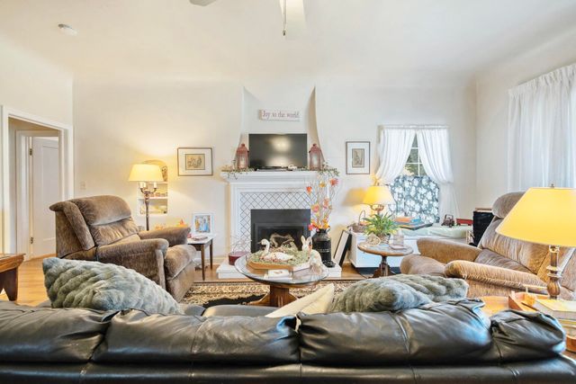 277 N Pepper Street, Woodlake, CA 93286