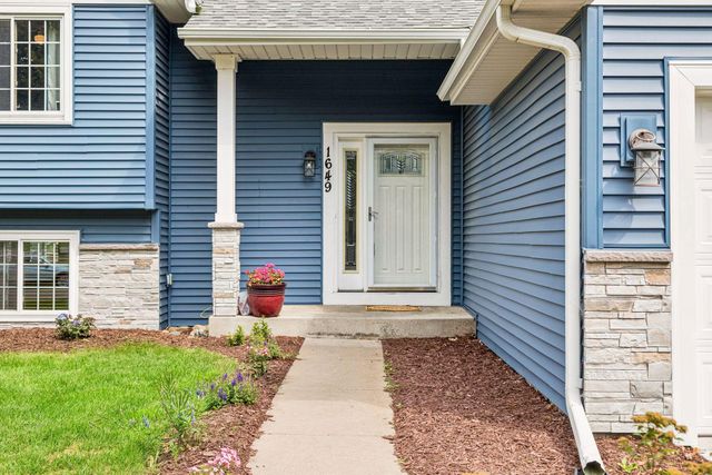 1649 Regatta Drive, Woodbury, MN 55125