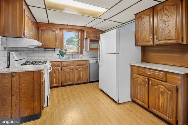 371 E HOLLY AVE, Pitman, NJ 08071