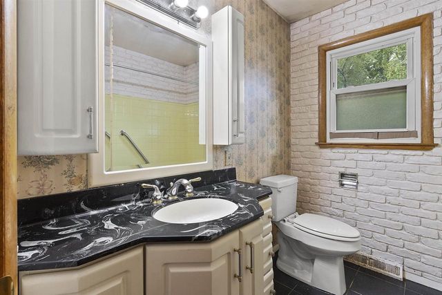 896 W 18TH AVENUE, Oshkosh, WI 54902