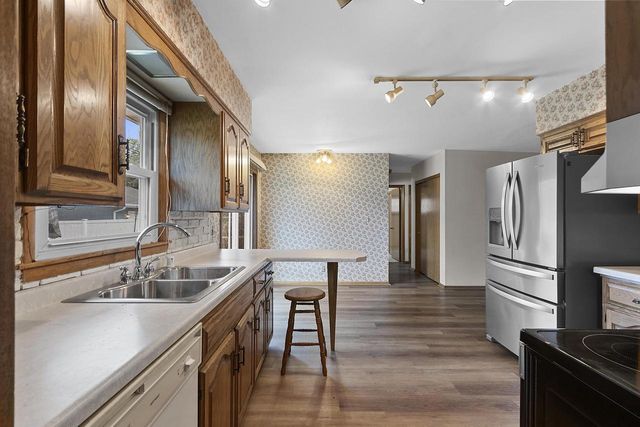 896 W 18TH AVENUE, Oshkosh, WI 54902