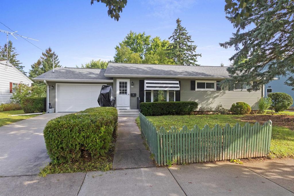 896 W 18TH AVENUE, Oshkosh, WI 54902
