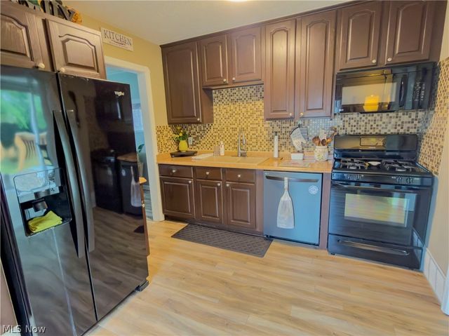 220 E 327th Street, Willowick, OH 44095