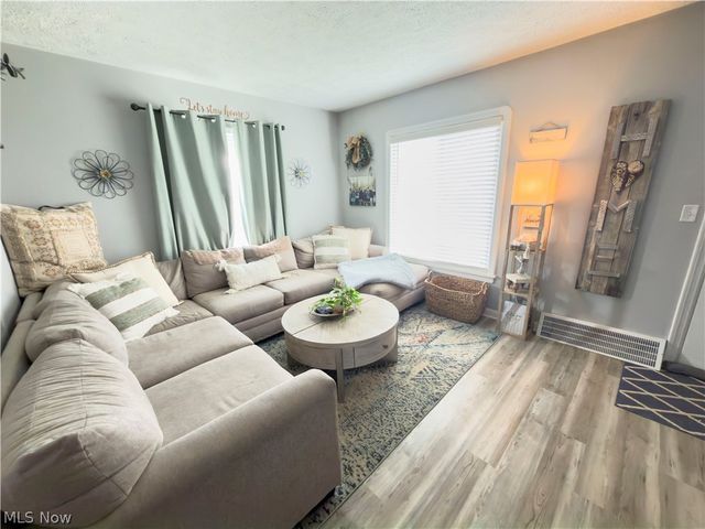220 E 327th Street, Willowick, OH 44095