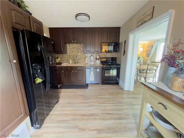 220 E 327th Street, Willowick, OH 44095