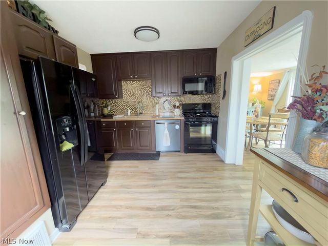 220 E 327th Street, Willowick, OH 44095