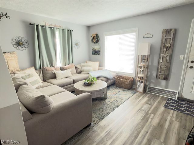 220 E 327th Street, Willowick, OH 44095