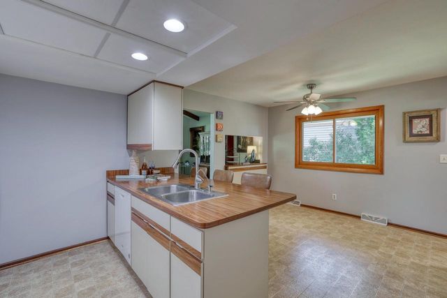 2818 Peninsula AVENUE, Delafield, WI 53018