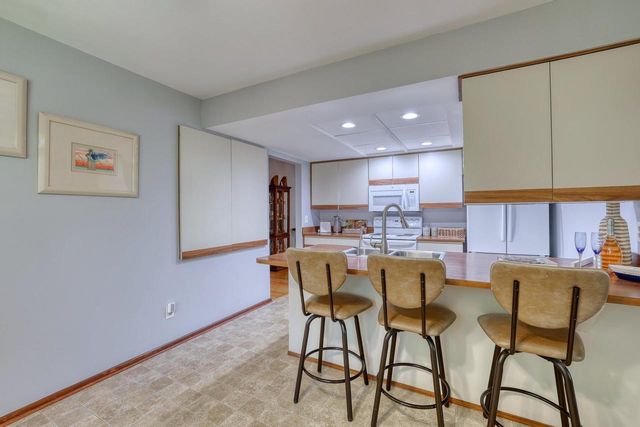 2818 Peninsula AVENUE, Delafield, WI 53018