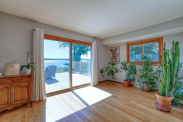 2818 Peninsula AVENUE, Delafield, WI 53018