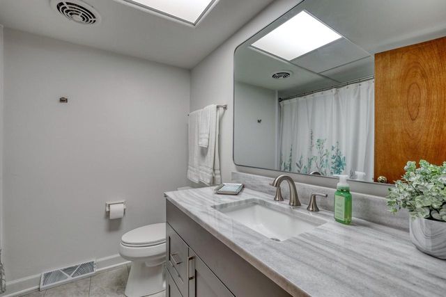 2818 Peninsula AVENUE, Delafield, WI 53018