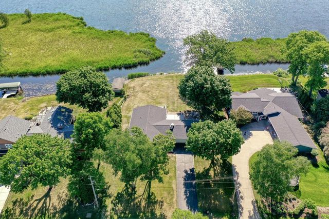 2818 Peninsula AVENUE, Delafield, WI 53018