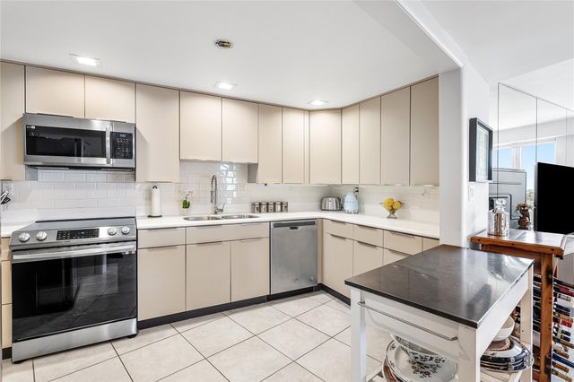 3000 Holiday Drive 1605, Fort Lauderdale, FL 33316