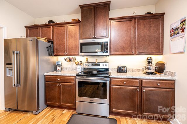 1092 33rd Avenue Loop NE, Hickory, NC 28601