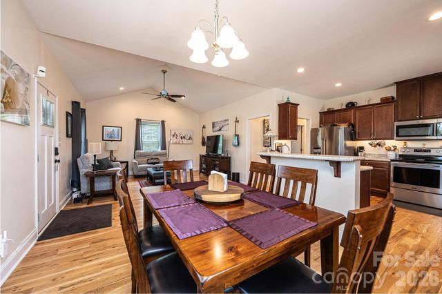 1092 33rd Avenue Loop NE, Hickory, NC 28601