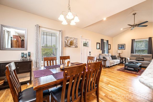 1092 33rd Avenue Loop NE, Hickory, NC 28601