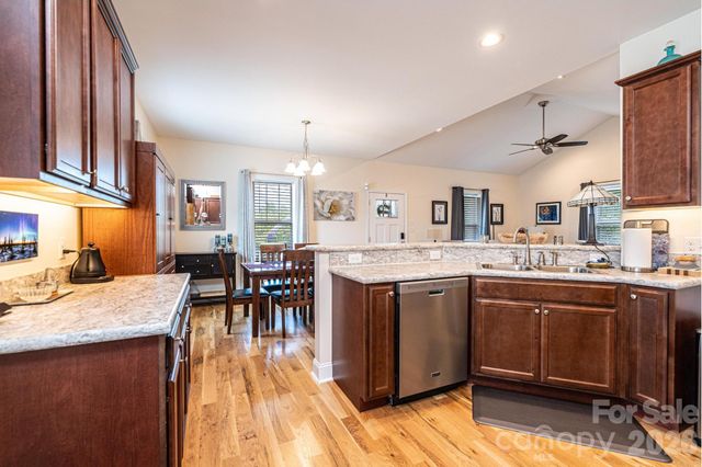 1092 33rd Avenue Loop NE, Hickory, NC 28601