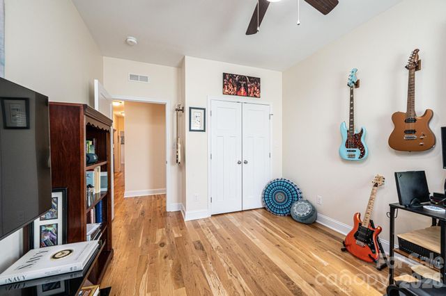 1092 33rd Avenue Loop NE, Hickory, NC 28601