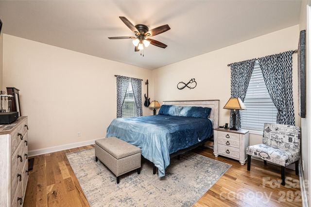 1092 33rd Avenue Loop NE, Hickory, NC 28601
