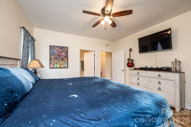 1092 33rd Avenue Loop NE, Hickory, NC 28601